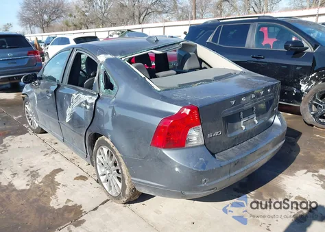 2010 Volvo S40 2.4I z USA, uszkodzony, nr VIN YV1382MS5A2490075